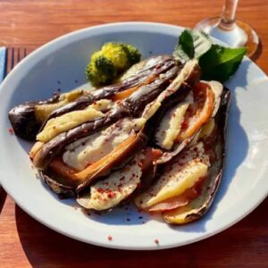 Berenjenas rellenas con mozzarella y tomate