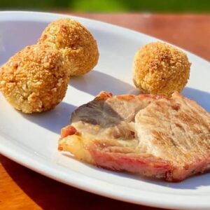 Bondiolita con croquetas de arroz