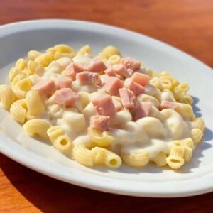 Fideos codito con crema y trocitos de jamón y queso
