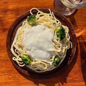 Fideos con brocoli y salsa blanca