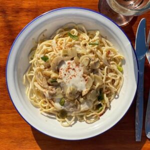 Fideos con crema y champiñones